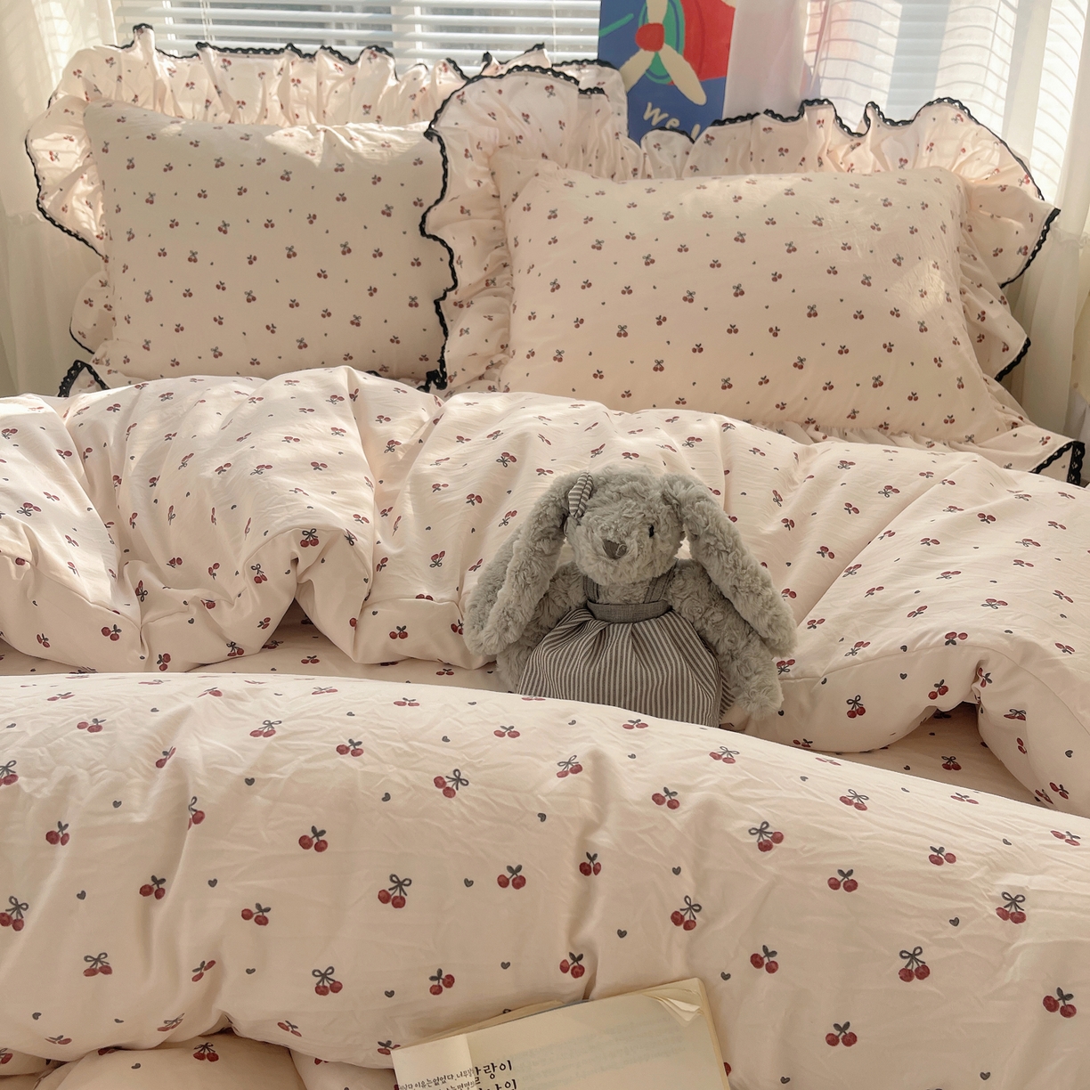 91家纺网 家纺一手货源 找家纺 三朵家纺 2026新款云柔水洗棉大花边A类韩版四件套 俏皮樱桃