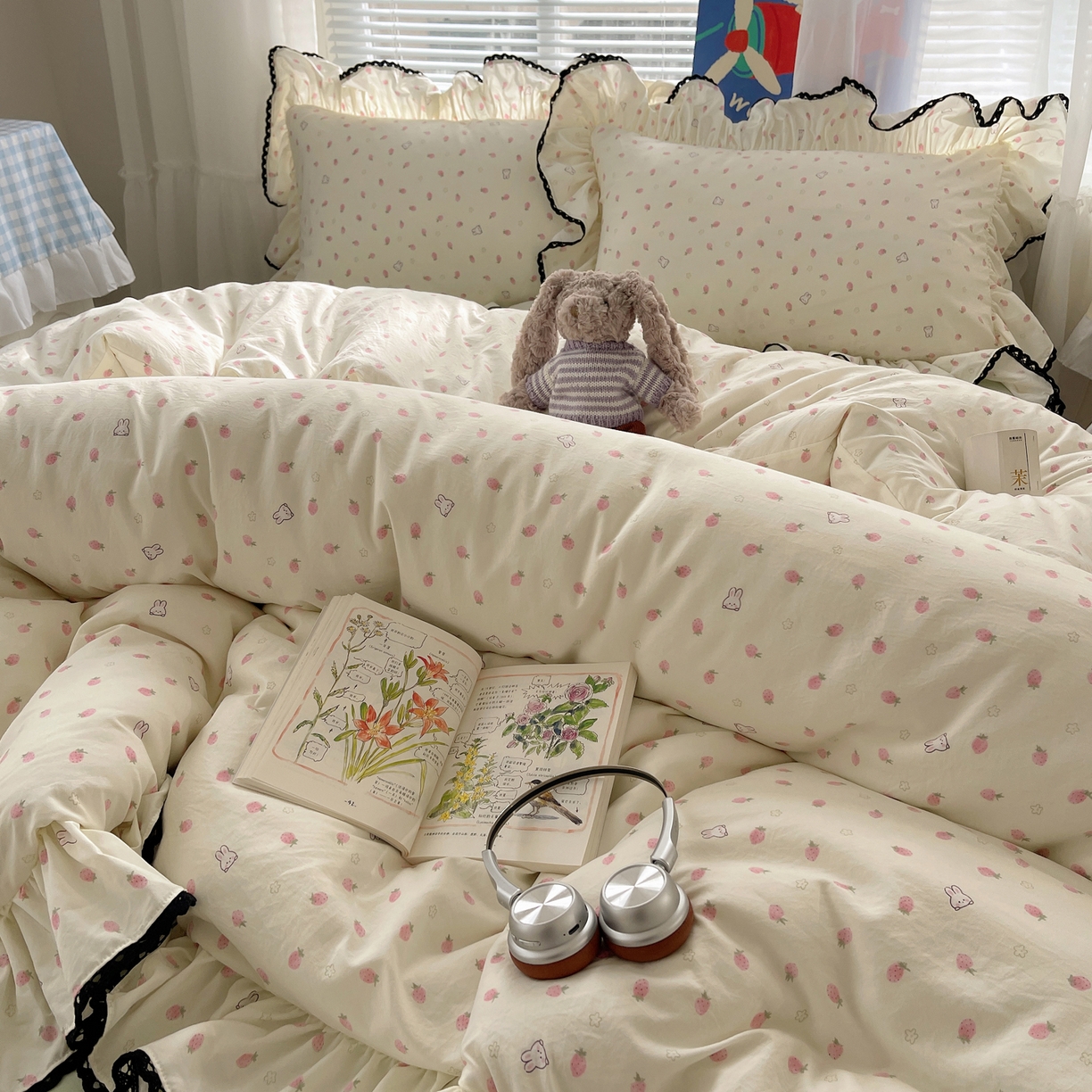 91家纺网 家纺一手货源 找家纺 三朵家纺 2026新款云柔水洗棉大花边A类韩版四件套 草莓兔