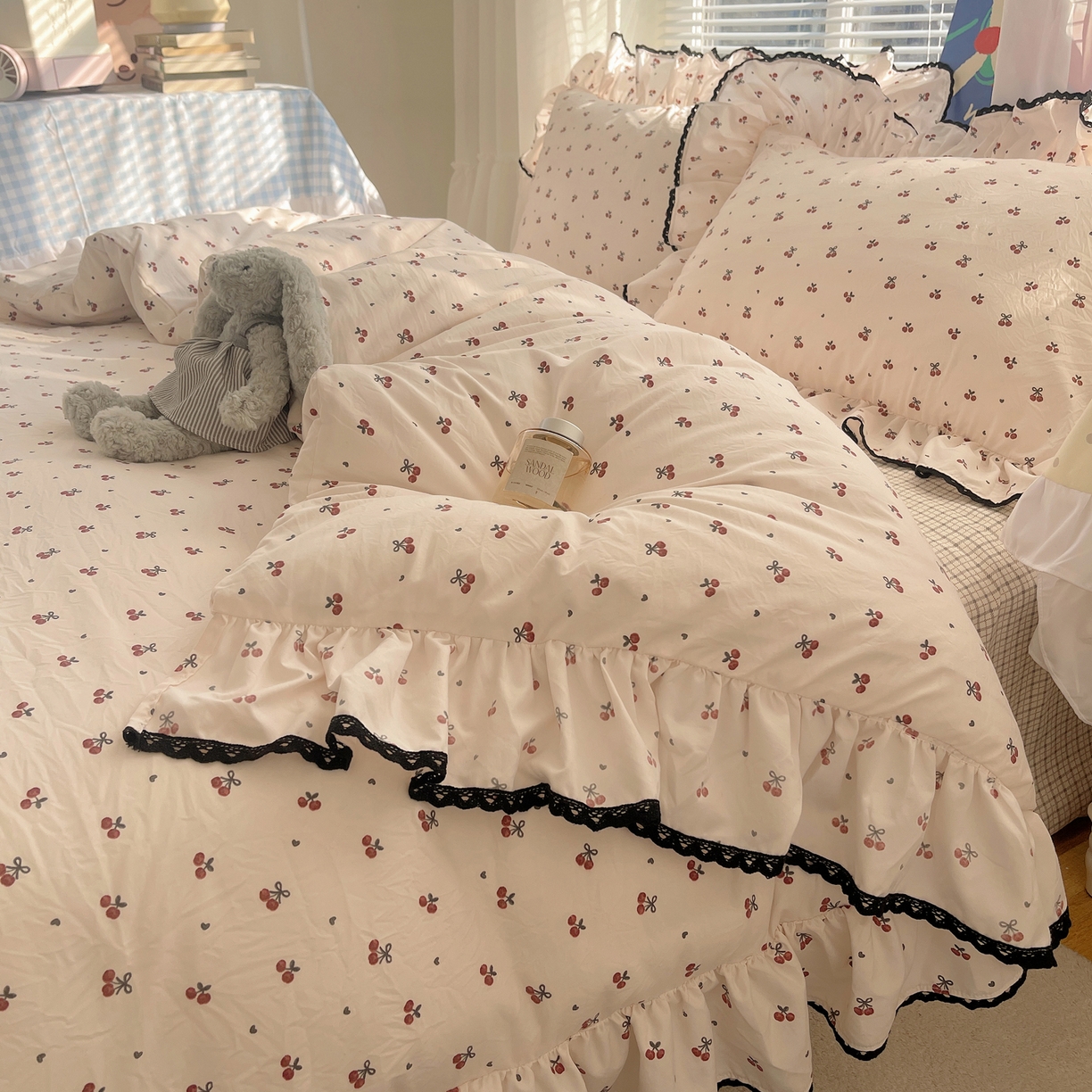 91家纺网 家纺一手货源 找家纺 三朵家纺 2026新款云柔水洗棉大花边A类韩版四件套 俏皮樱桃