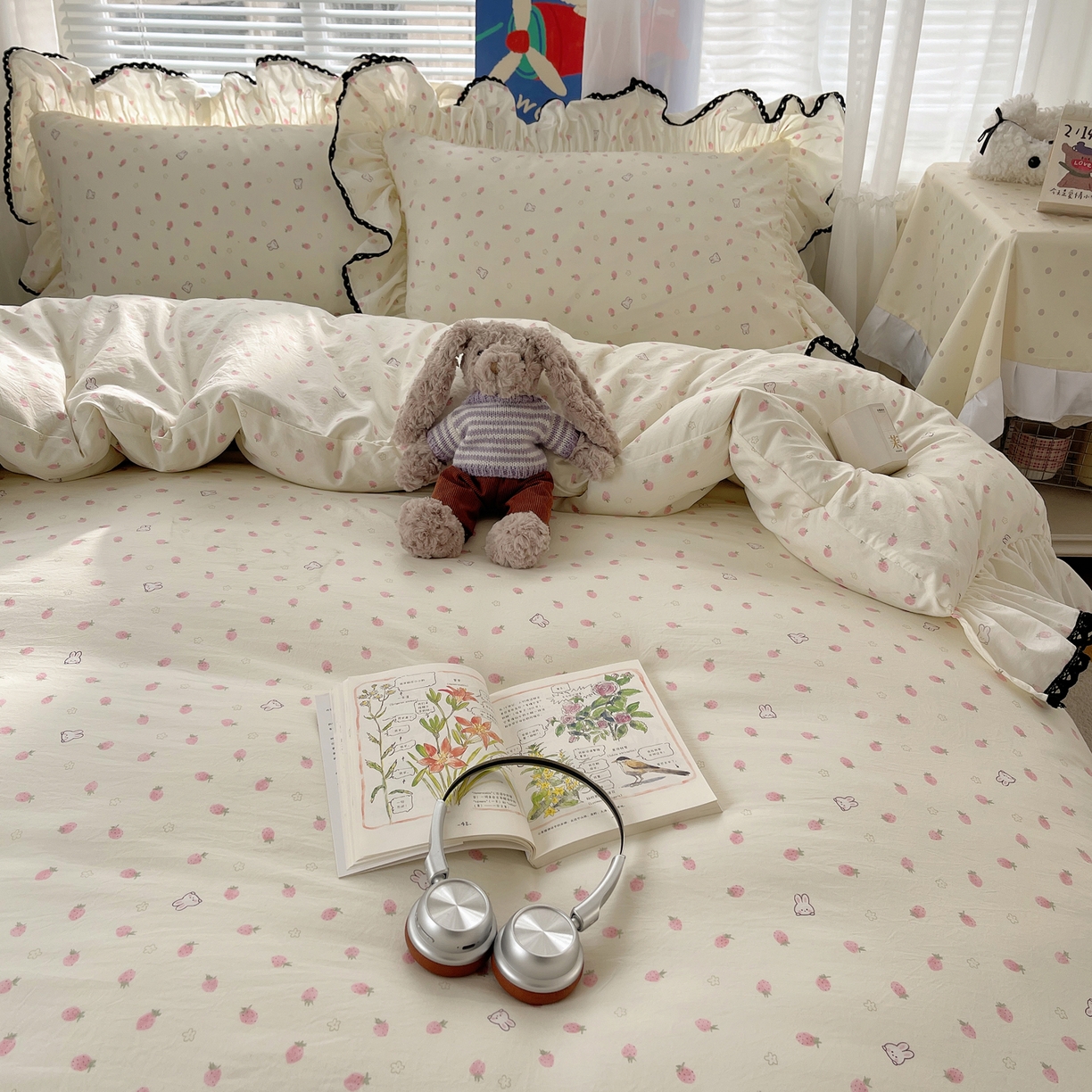 91家纺网 家纺一手货源 找家纺 三朵家纺 2026新款云柔水洗棉大花边A类韩版四件套 草莓兔