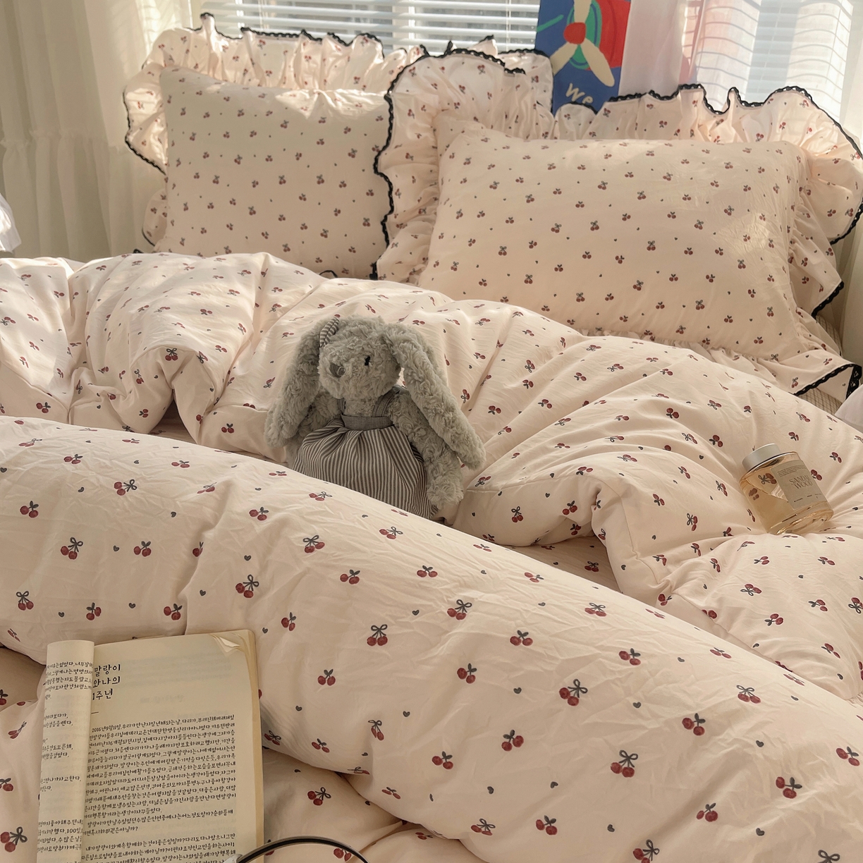 91家纺网 家纺一手货源 找家纺 三朵家纺 2026新款云柔水洗棉大花边A类韩版四件套 俏皮樱桃