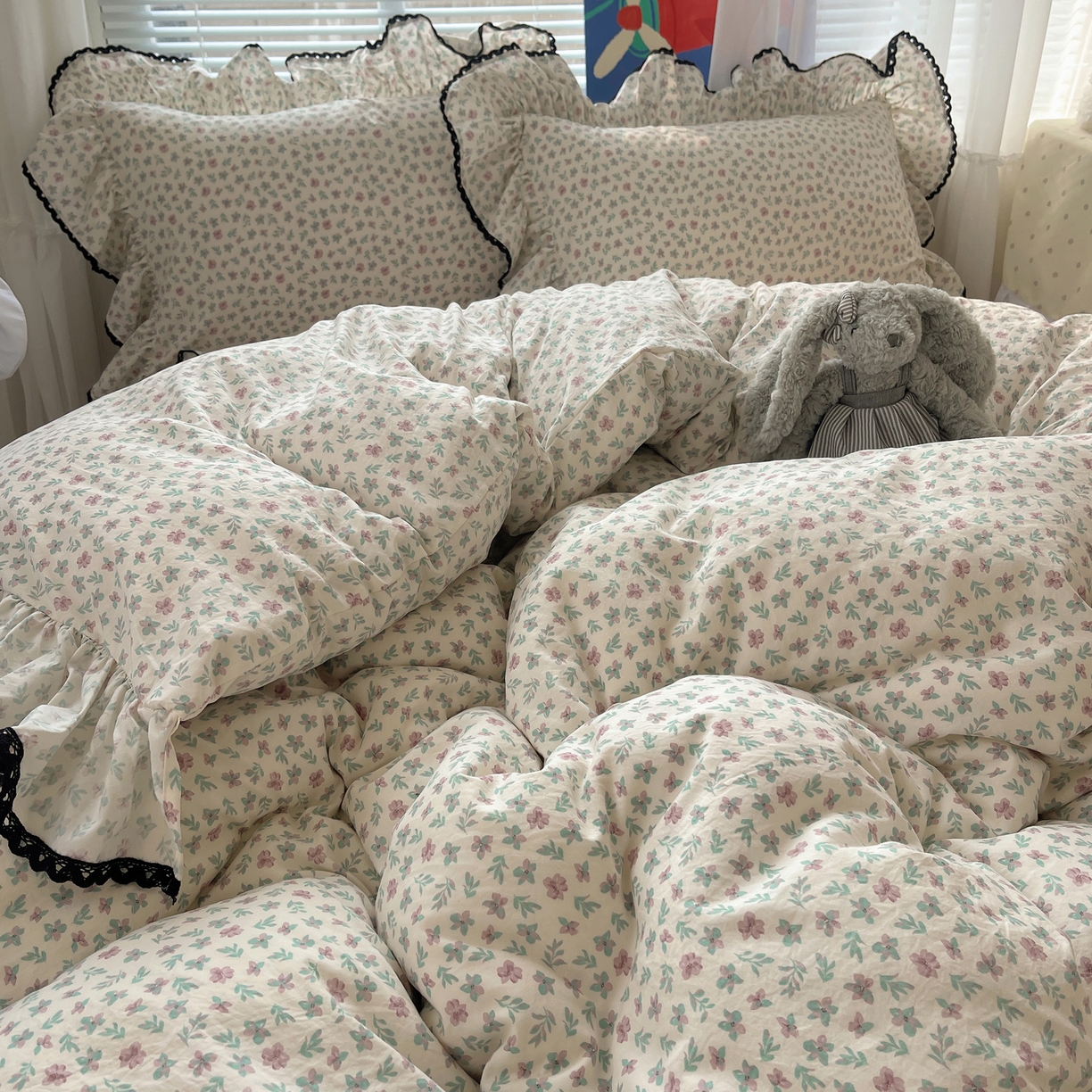 91家纺网 家纺一手货源 找家纺 三朵家纺 2026新款云柔水洗棉大花边A类韩版四件套 青樱花梦