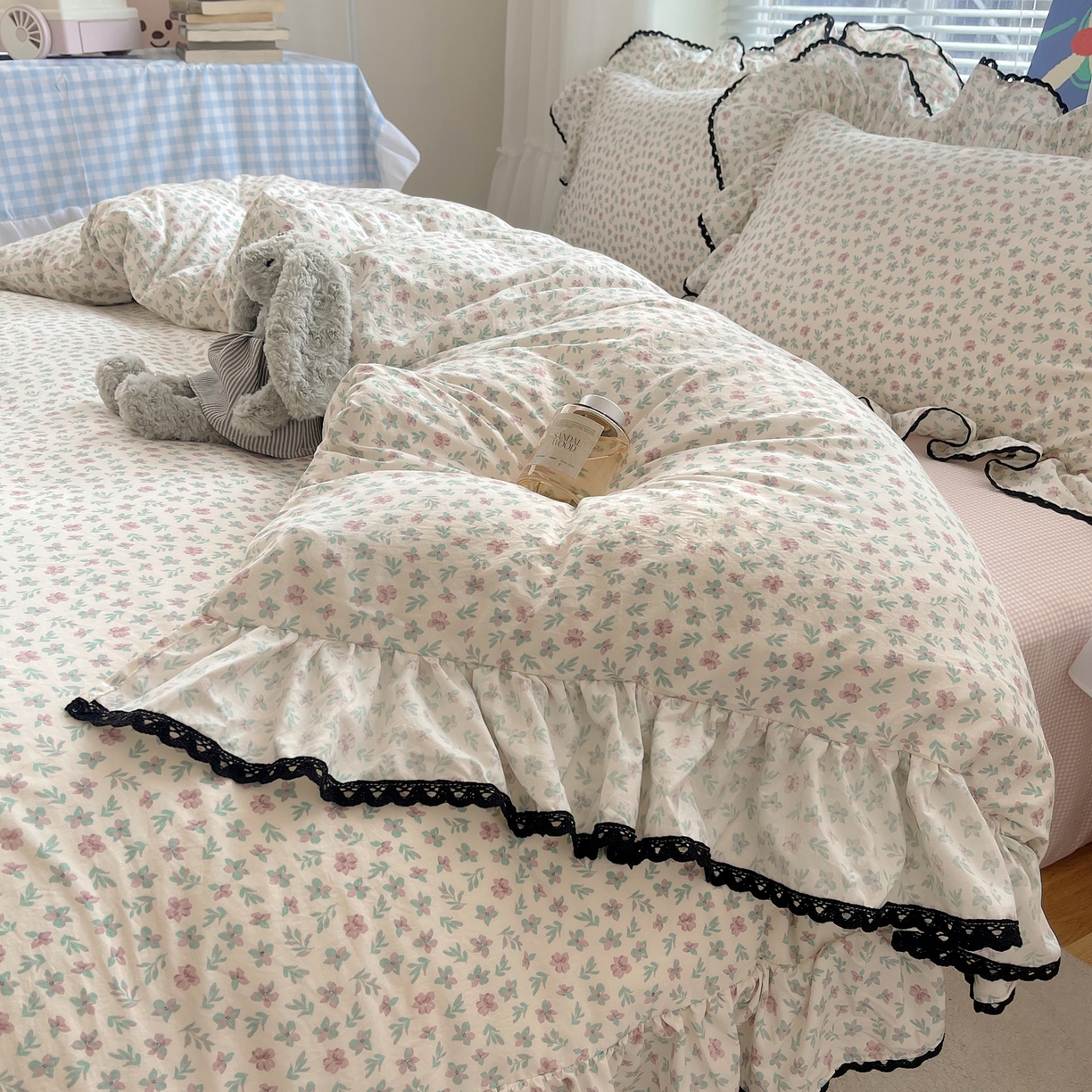 91家纺网 家纺一手货源 找家纺 三朵家纺 2026新款云柔水洗棉大花边A类韩版四件套 青樱花梦