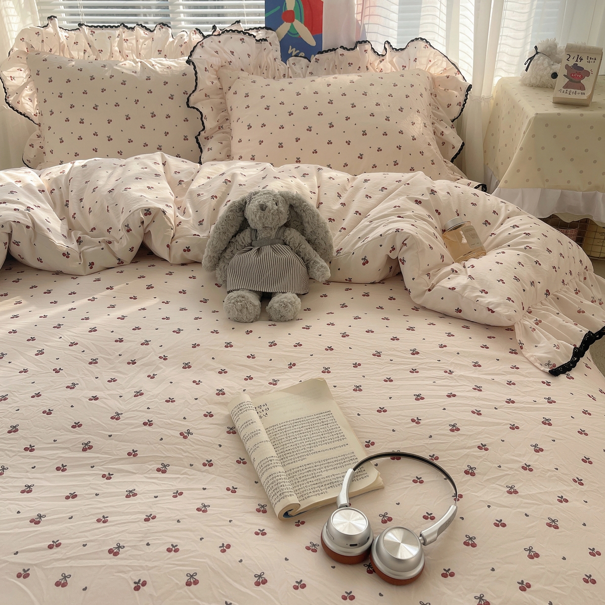 91家纺网 家纺一手货源 找家纺 三朵家纺 2026新款云柔水洗棉大花边A类韩版四件套 俏皮樱桃