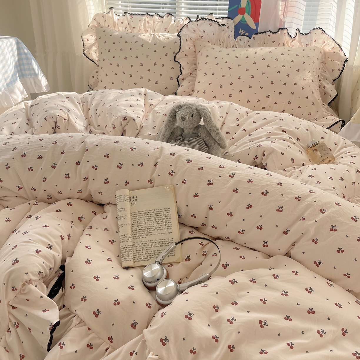 91家纺网 家纺一手货源 找家纺 三朵家纺 2026新款云柔水洗棉大花边A类韩版四件套 俏皮樱桃