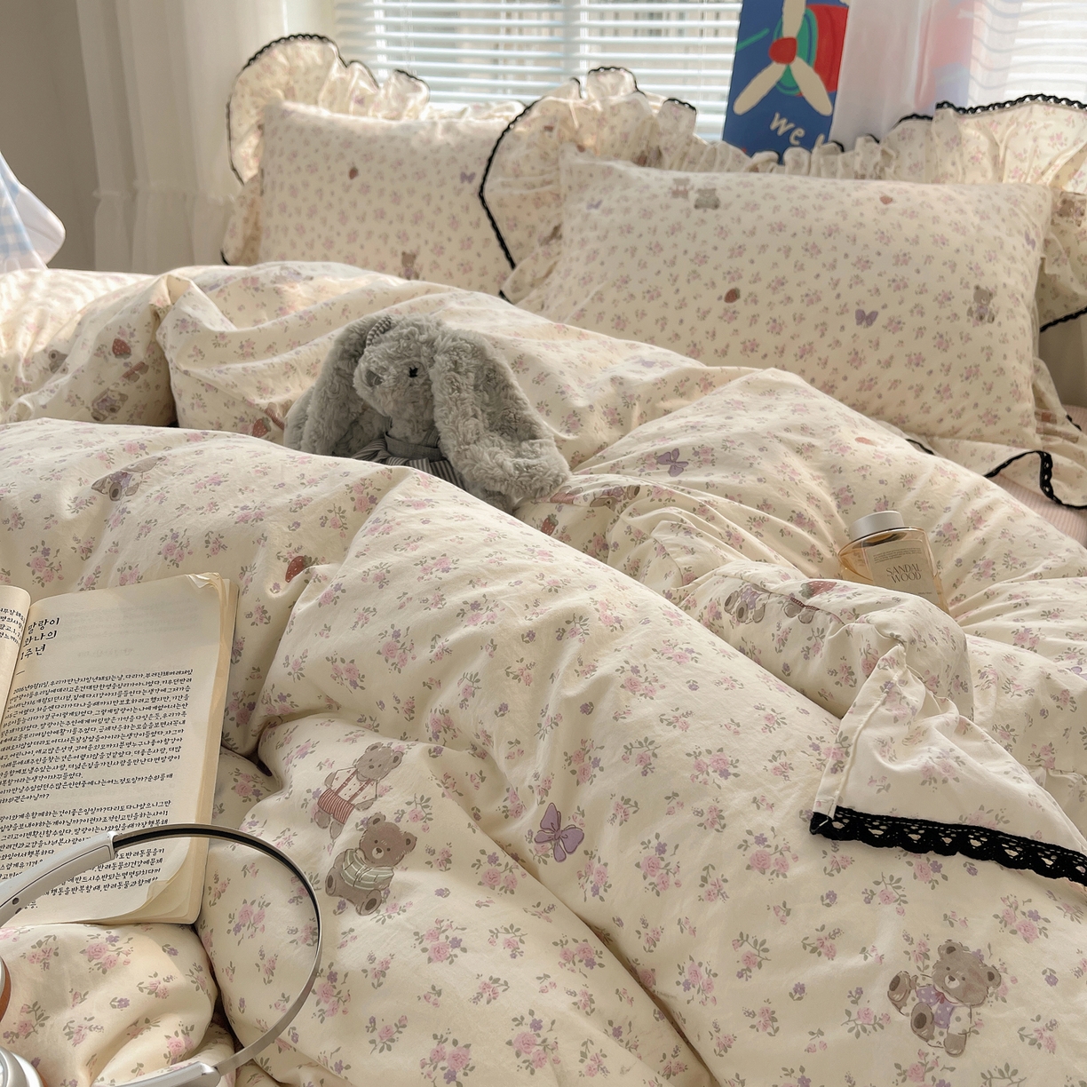 91家纺网 家纺一手货源 找家纺 三朵家纺 2026新款云柔水洗棉大花边A类韩版四件套 花花熊仔