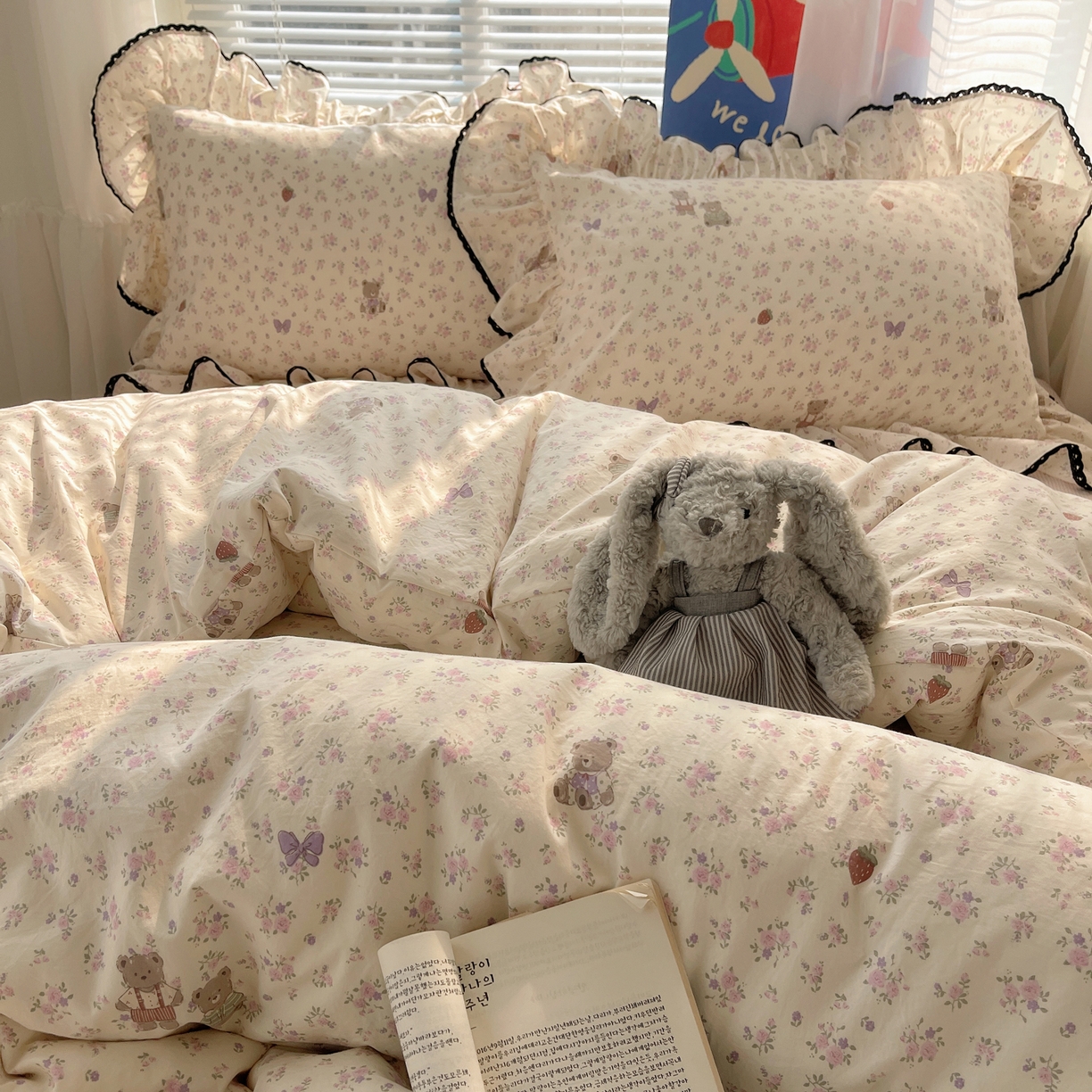 91家纺网 家纺一手货源 找家纺 三朵家纺 2026新款云柔水洗棉大花边A类韩版四件套 花花熊仔