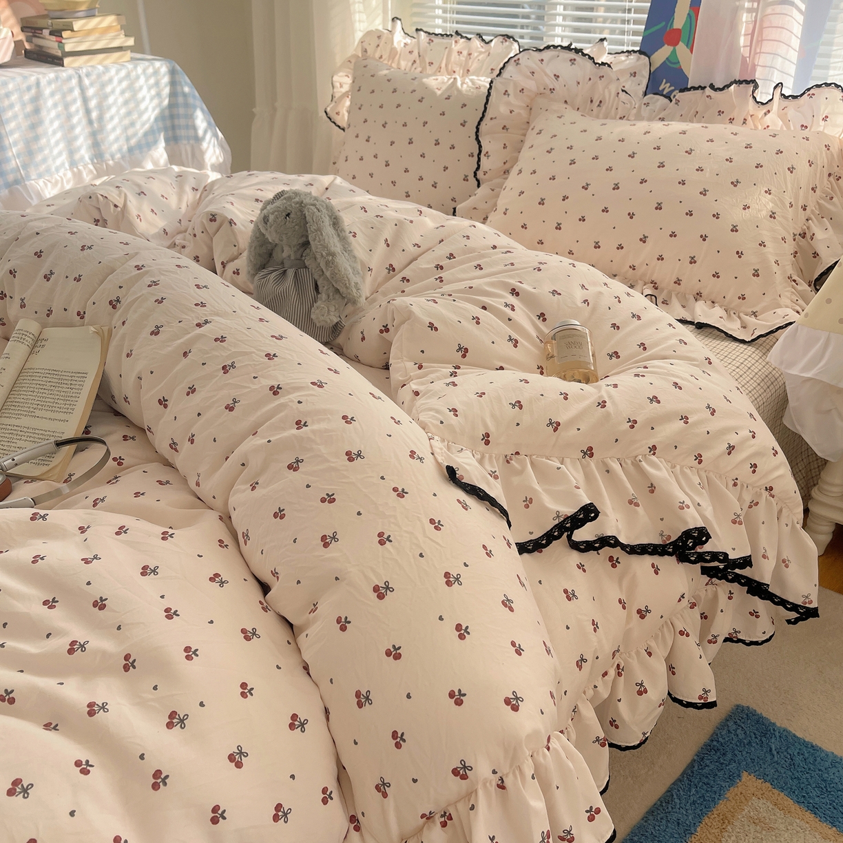 91家纺网 家纺一手货源 找家纺 三朵家纺 2026新款云柔水洗棉大花边A类韩版四件套 俏皮樱桃