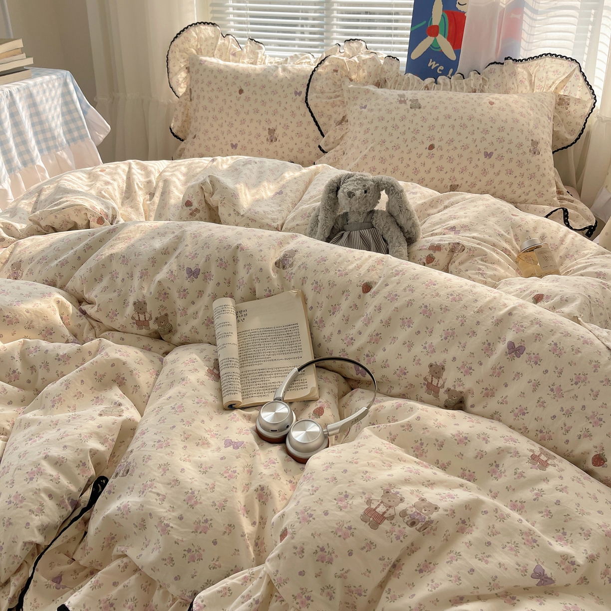 91家纺网 家纺一手货源 找家纺 三朵家纺 2026新款云柔水洗棉大花边A类韩版四件套 花花熊仔