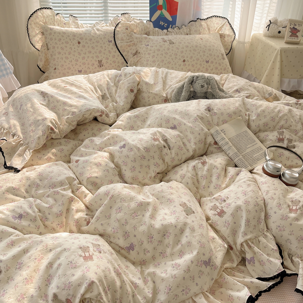 91家纺网 家纺一手货源 找家纺 三朵家纺 2026新款云柔水洗棉大花边A类韩版四件套 花花熊仔