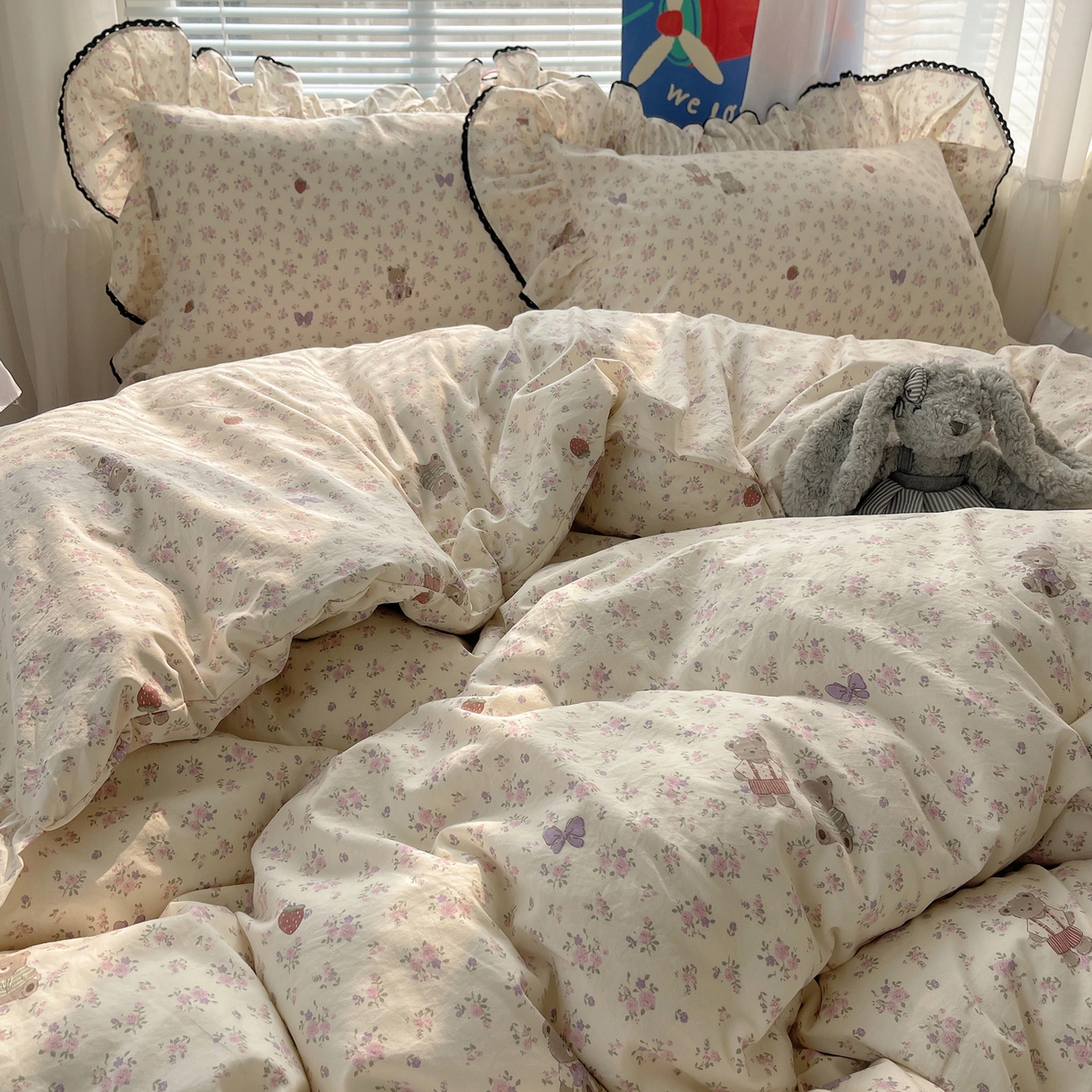 91家纺网 家纺一手货源 找家纺 三朵家纺 2026新款云柔水洗棉大花边A类韩版四件套 花花熊仔