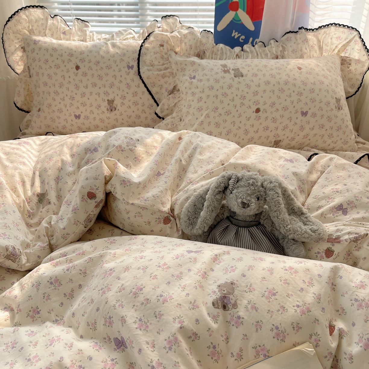 91家纺网 家纺一手货源 找家纺 三朵家纺 2026新款云柔水洗棉大花边A类韩版四件套 花花熊仔