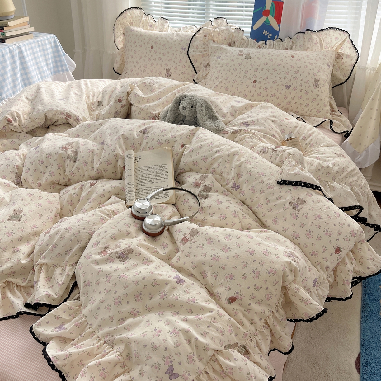 91家纺网 家纺一手货源 找家纺 三朵家纺 2026新款云柔水洗棉大花边A类韩版四件套 花花熊仔