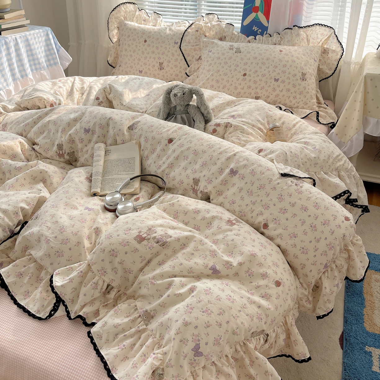 91家纺网 家纺一手货源 找家纺 三朵家纺 2026新款云柔水洗棉大花边A类韩版四件套 花花熊仔