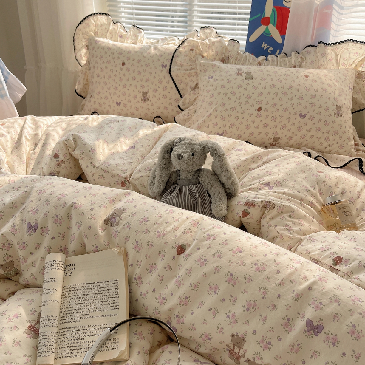 91家纺网 家纺一手货源 找家纺 三朵家纺 2026新款云柔水洗棉大花边A类韩版四件套 花花熊仔