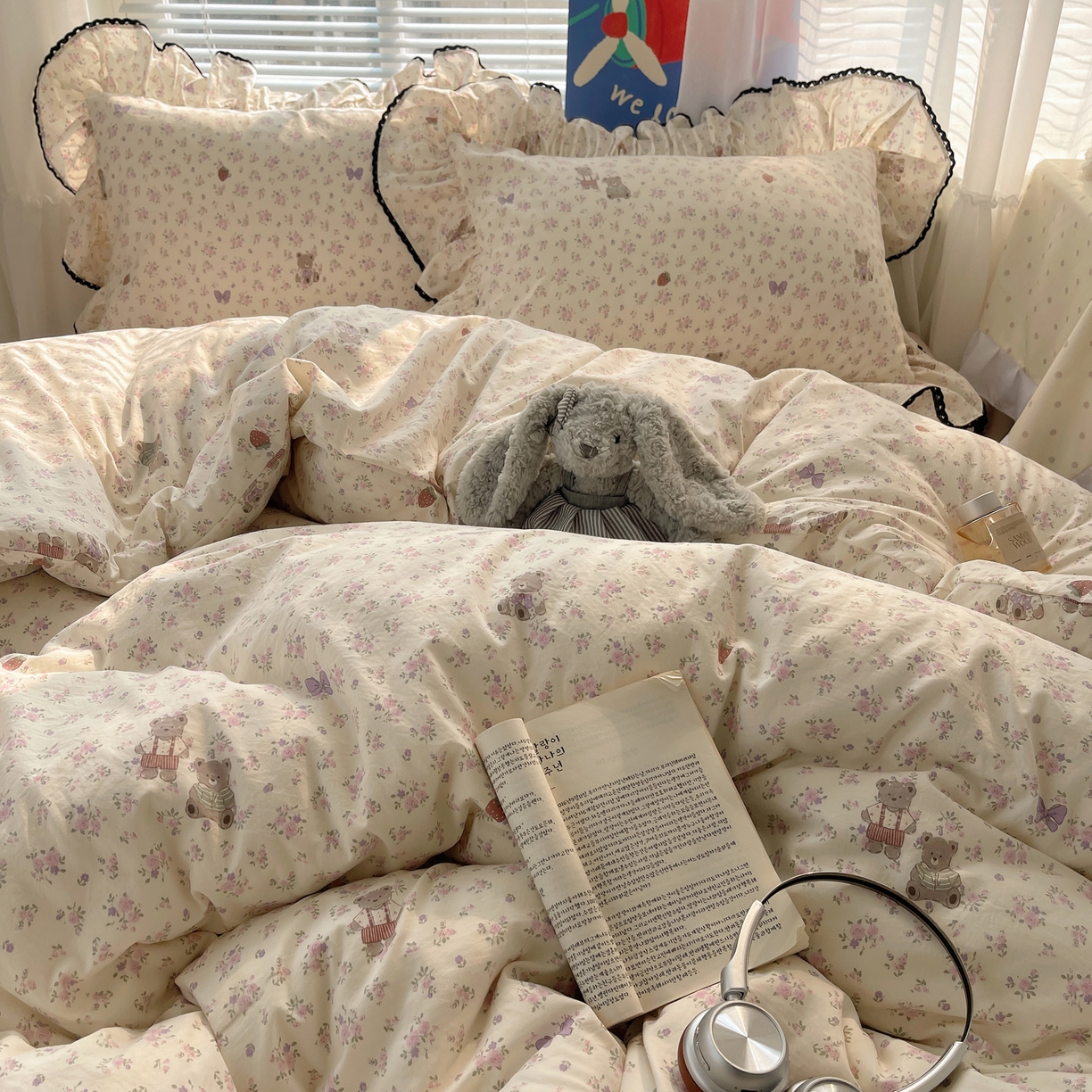 91家纺网 家纺一手货源 找家纺 三朵家纺 2026新款云柔水洗棉大花边A类韩版四件套 花花熊仔