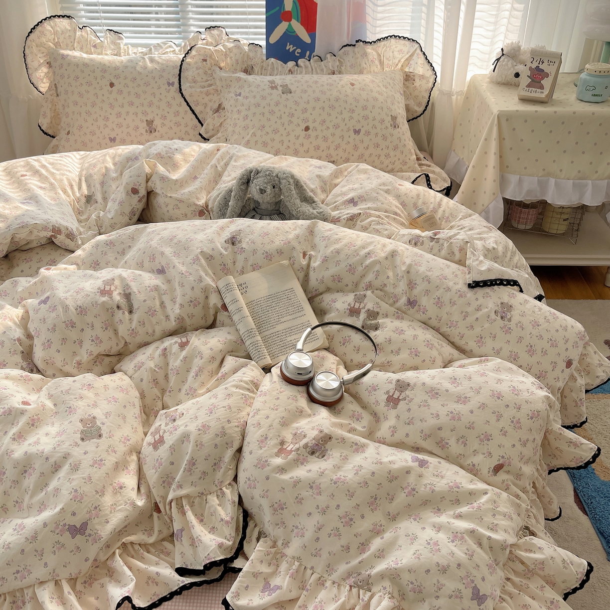 91家纺网 家纺一手货源 找家纺 三朵家纺 2026新款云柔水洗棉大花边A类韩版四件套 花花熊仔