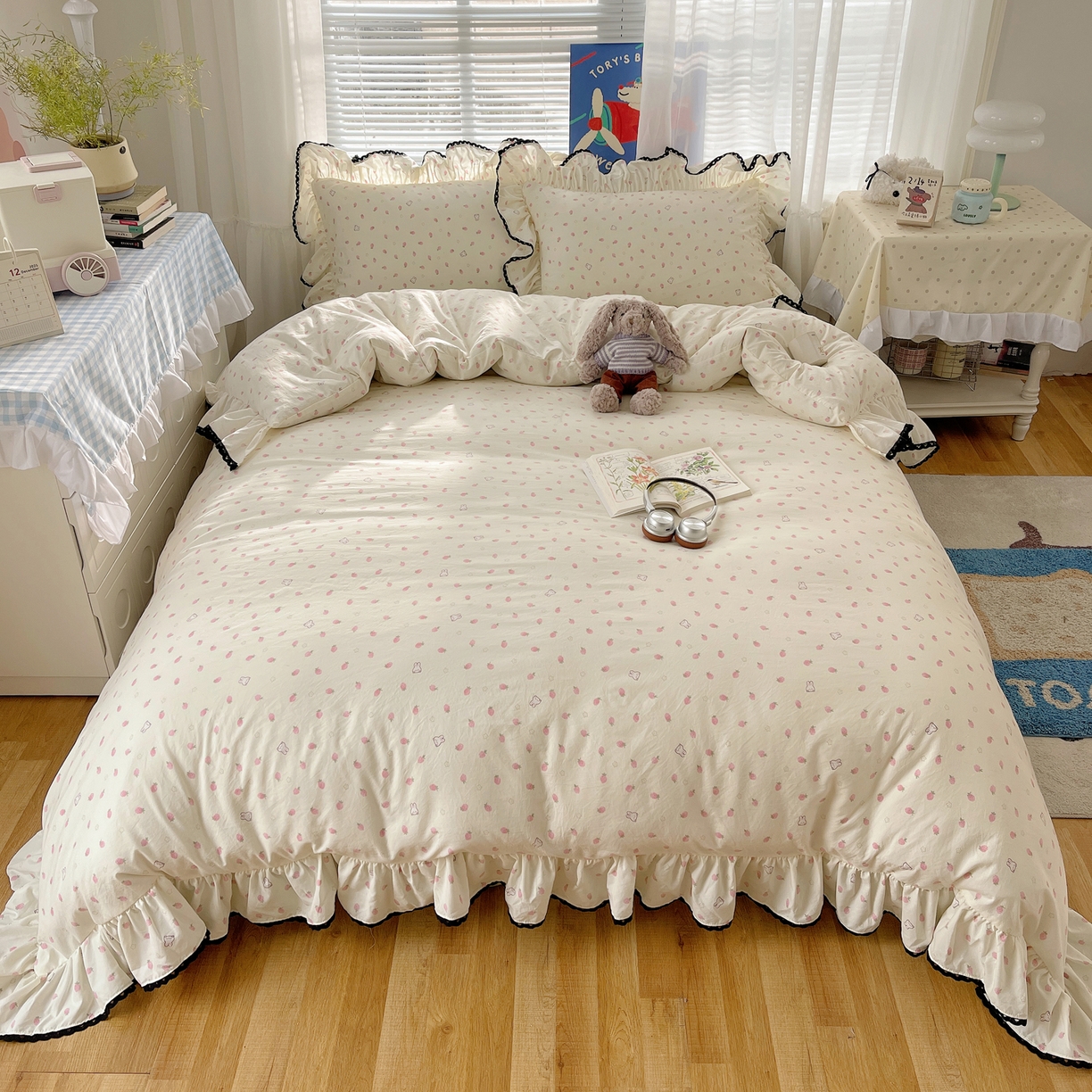 91家纺网 家纺一手货源 找家纺 三朵家纺 2026新款云柔水洗棉大花边A类韩版四件套 草莓兔