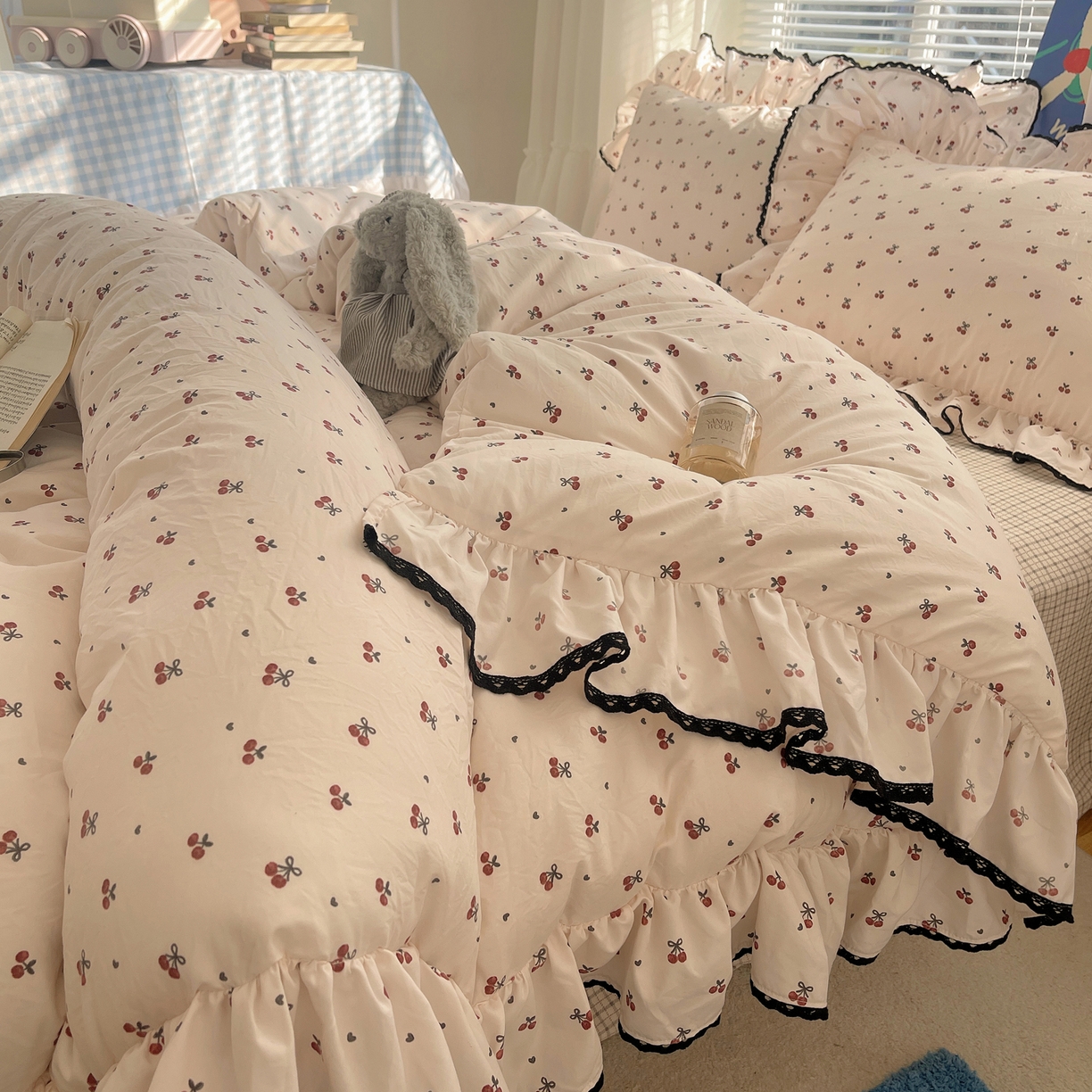 91家纺网 家纺一手货源 找家纺 三朵家纺 2026新款云柔水洗棉大花边A类韩版四件套 俏皮樱桃