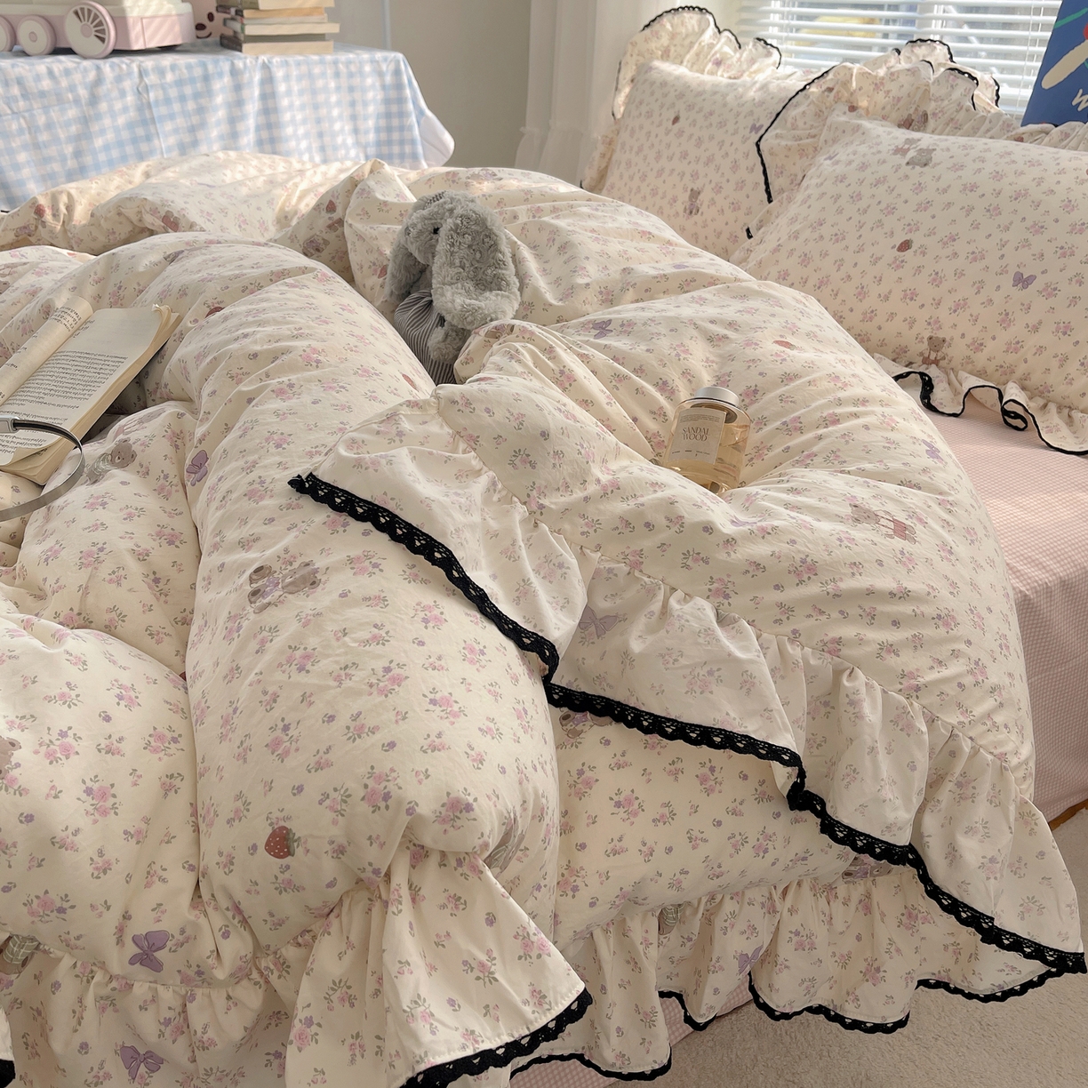 91家纺网 家纺一手货源 找家纺 三朵家纺 2026新款云柔水洗棉大花边A类韩版四件套 花花熊仔