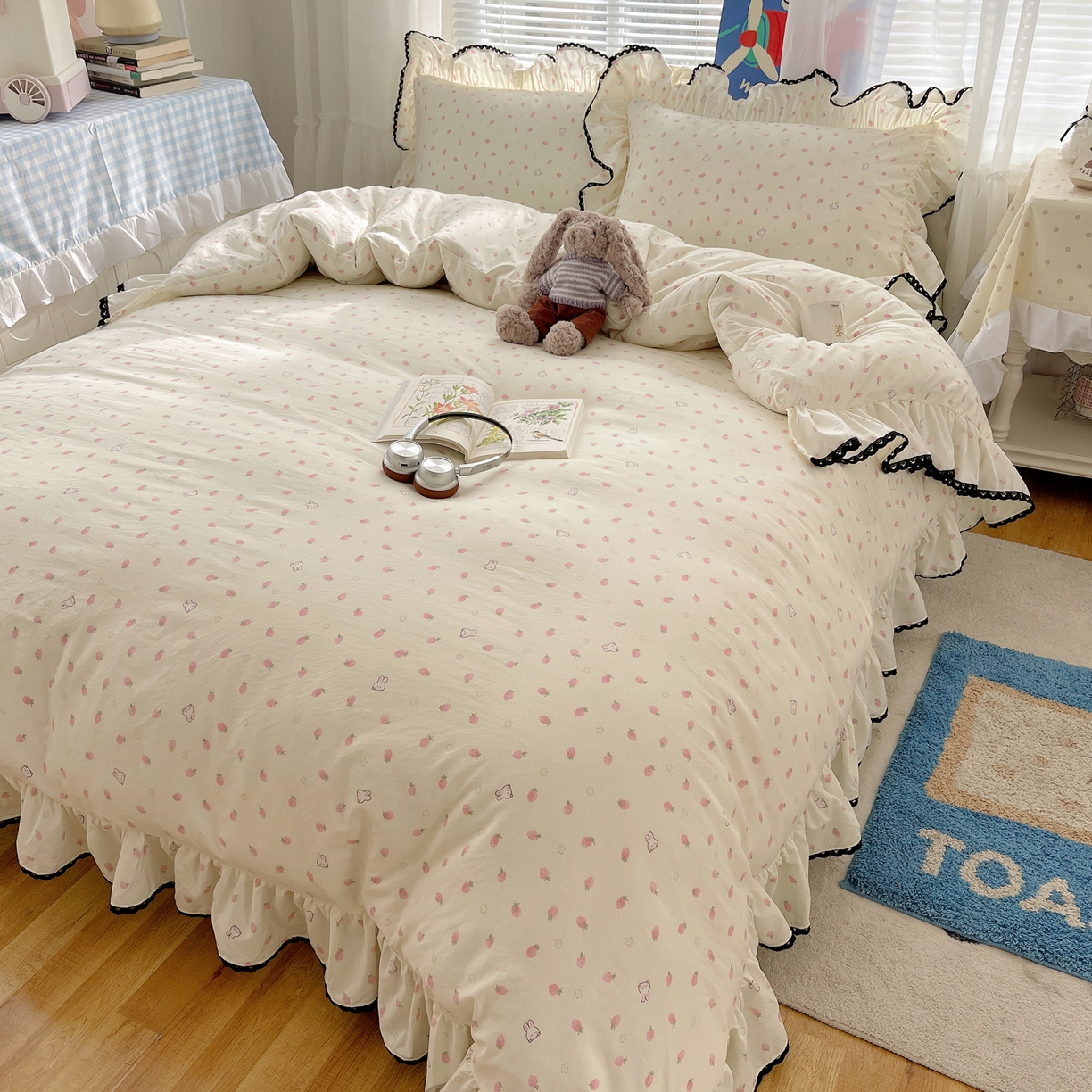 91家纺网 家纺一手货源 找家纺 三朵家纺 2026新款云柔水洗棉大花边A类韩版四件套 草莓兔