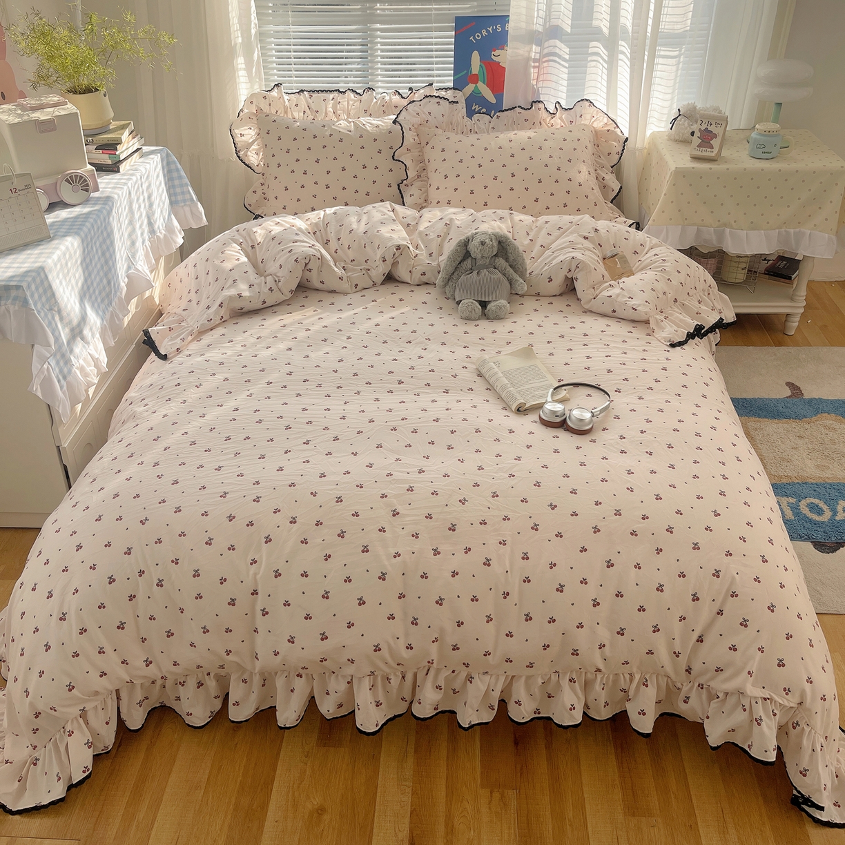 91家纺网 家纺一手货源 找家纺 三朵家纺 2026新款云柔水洗棉大花边A类韩版四件套 俏皮樱桃