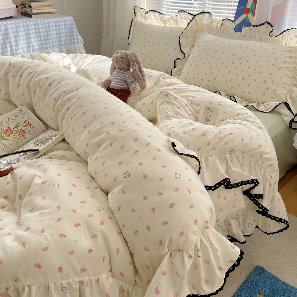 91家纺网 家纺一手货源 找家纺 三朵家纺 2026新款云柔水洗棉大花边A类韩版四件套 草莓兔