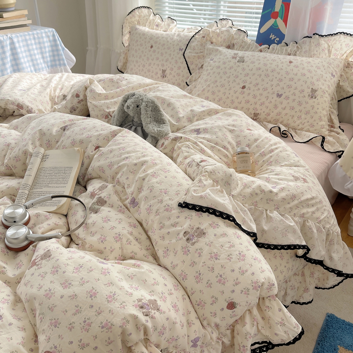 91家纺网 家纺一手货源 找家纺 三朵家纺 2026新款云柔水洗棉大花边A类韩版四件套 花花熊仔