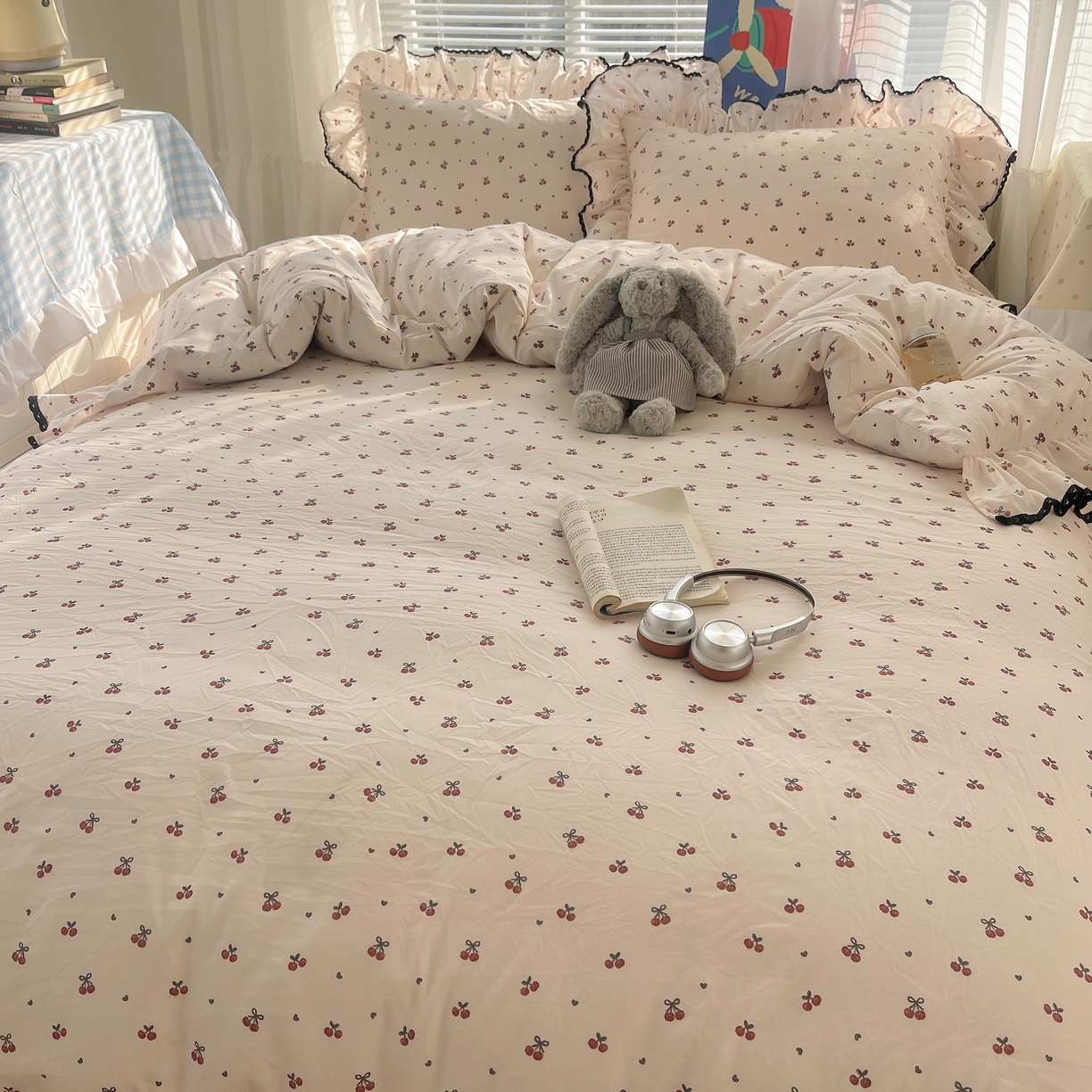 91家纺网 家纺一手货源 找家纺 三朵家纺 2026新款云柔水洗棉大花边A类韩版四件套 俏皮樱桃