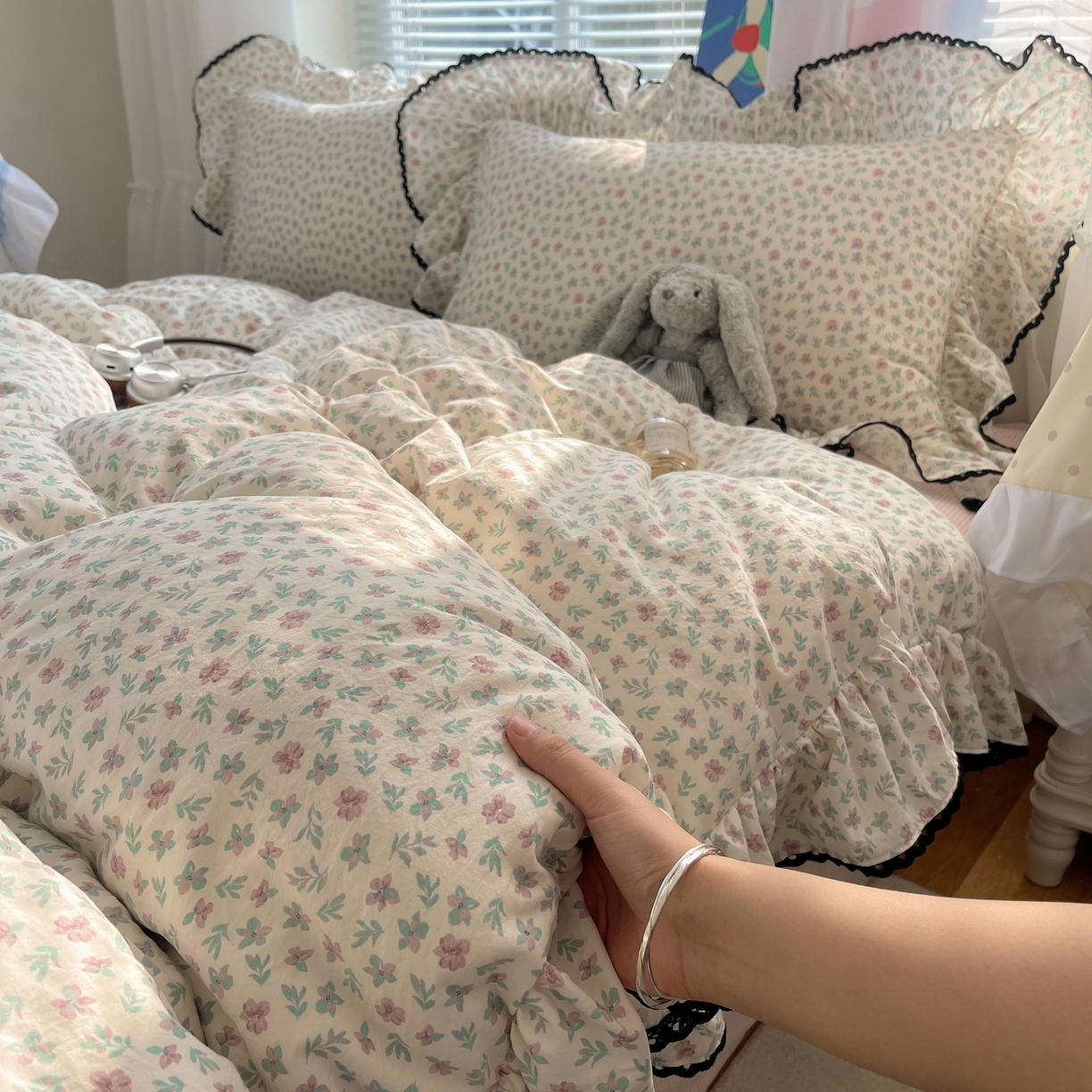 91家纺网 家纺一手货源 找家纺 三朵家纺 2026新款云柔水洗棉大花边A类韩版四件套 青樱花梦