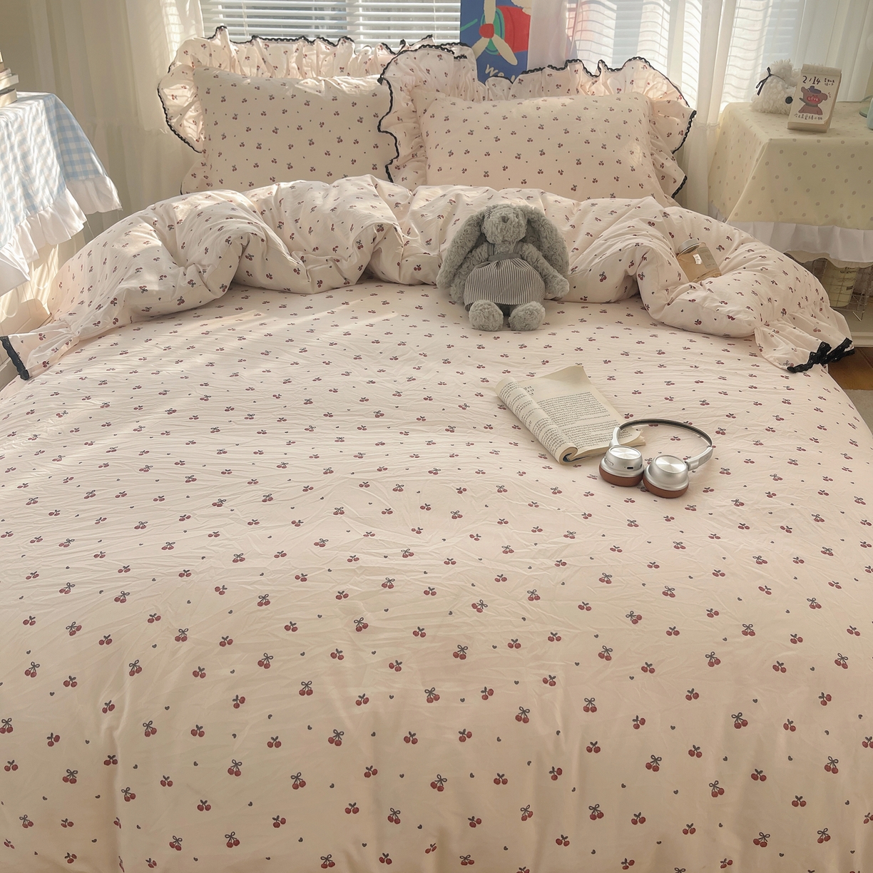91家纺网 家纺一手货源 找家纺 三朵家纺 2026新款云柔水洗棉大花边A类韩版四件套 俏皮樱桃