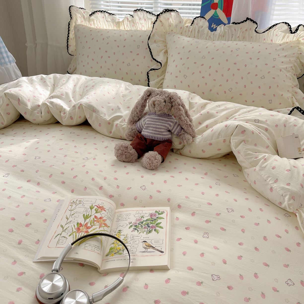 91家纺网 家纺一手货源 找家纺 三朵家纺 2026新款云柔水洗棉大花边A类韩版四件套 草莓兔