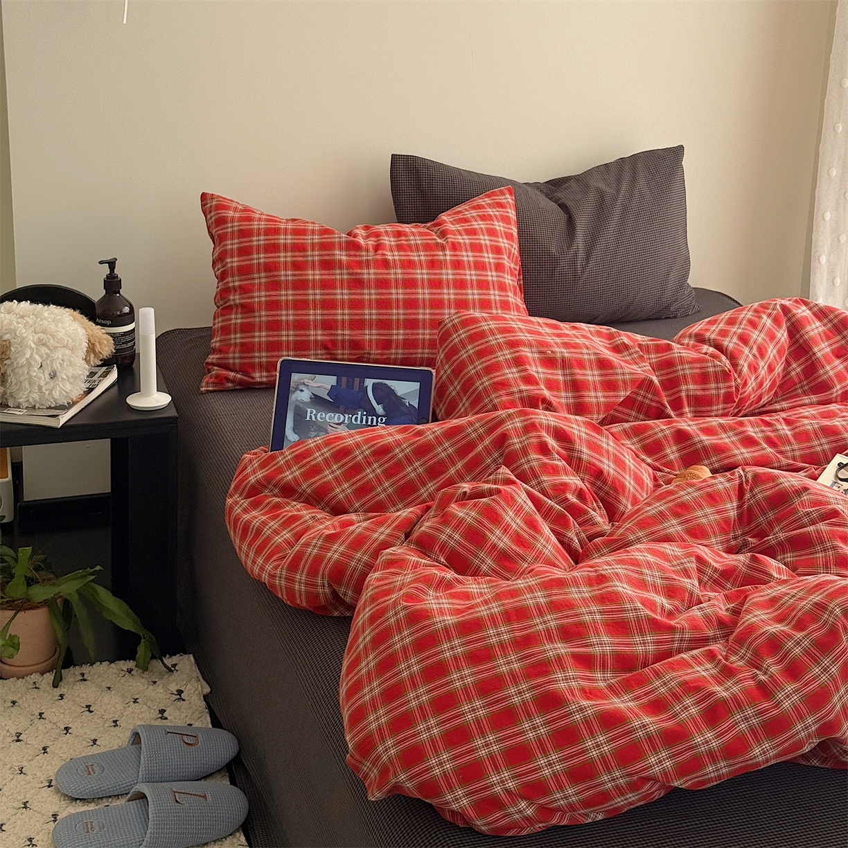 91家纺网 家纺一手货源 找家纺 三朵家纺 2026新款复古简约格子混搭全棉纯棉色织水洗棉四件套 红格