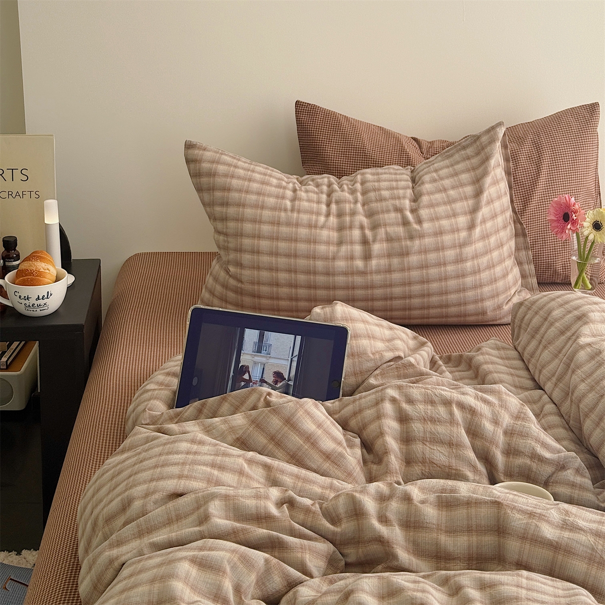 91家纺网 家纺一手货源 找家纺 三朵家纺 2026新款复古简约格子混搭全棉纯棉色织水洗棉四件套 咖格