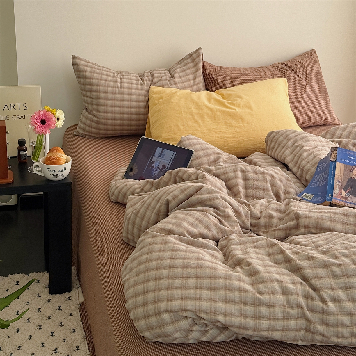 91家纺网 家纺一手货源 找家纺 三朵家纺 2026新款复古简约格子混搭全棉纯棉色织水洗棉四件套 咖格