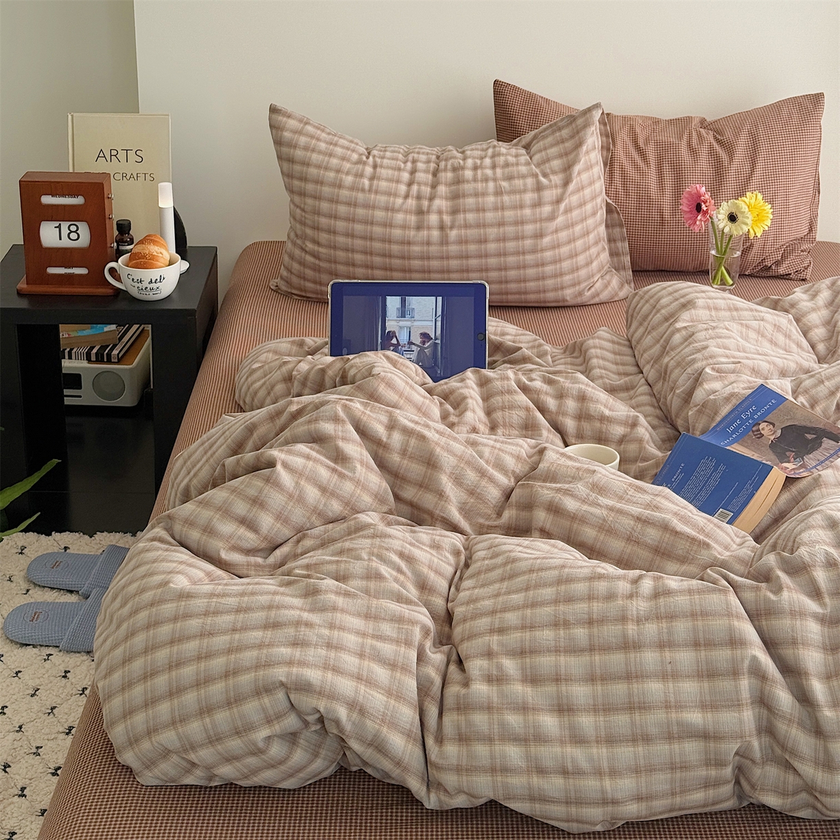 91家纺网 家纺一手货源 找家纺 三朵家纺 2026新款复古简约格子混搭全棉纯棉色织水洗棉四件套 咖格