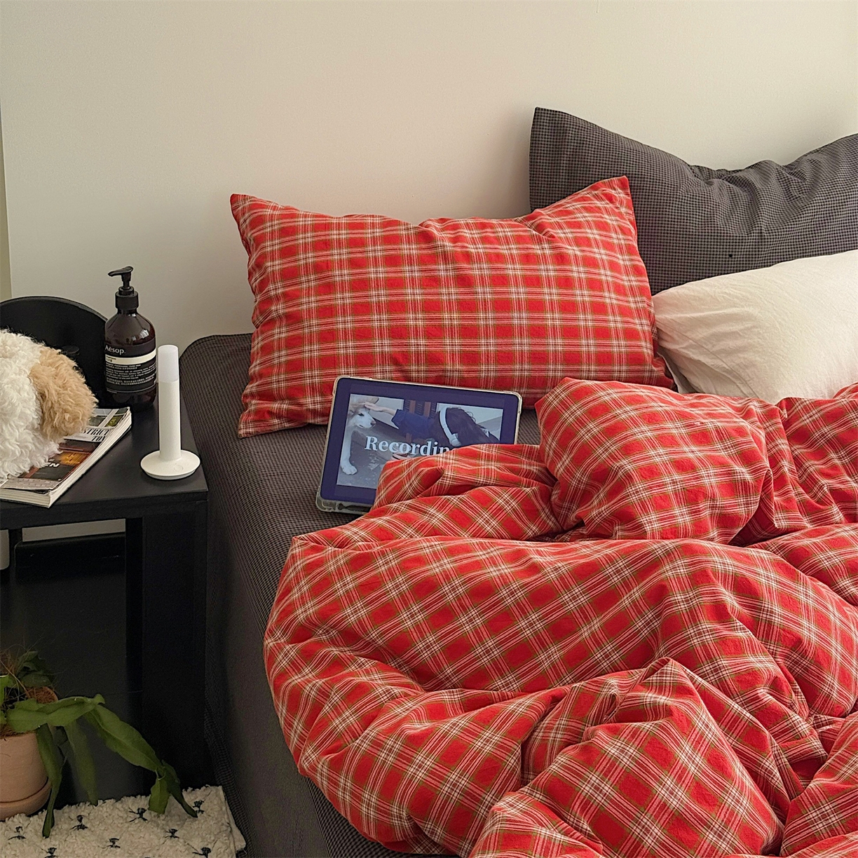 91家纺网 家纺一手货源 找家纺 三朵家纺 2026新款复古简约格子混搭全棉纯棉色织水洗棉四件套 红格