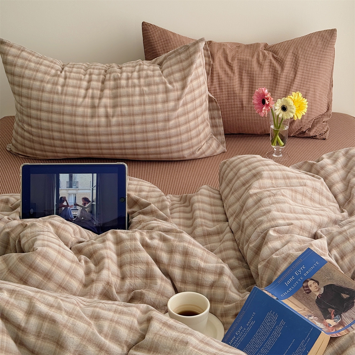 91家纺网 家纺一手货源 找家纺 三朵家纺 2026新款复古简约格子混搭全棉纯棉色织水洗棉四件套 咖格