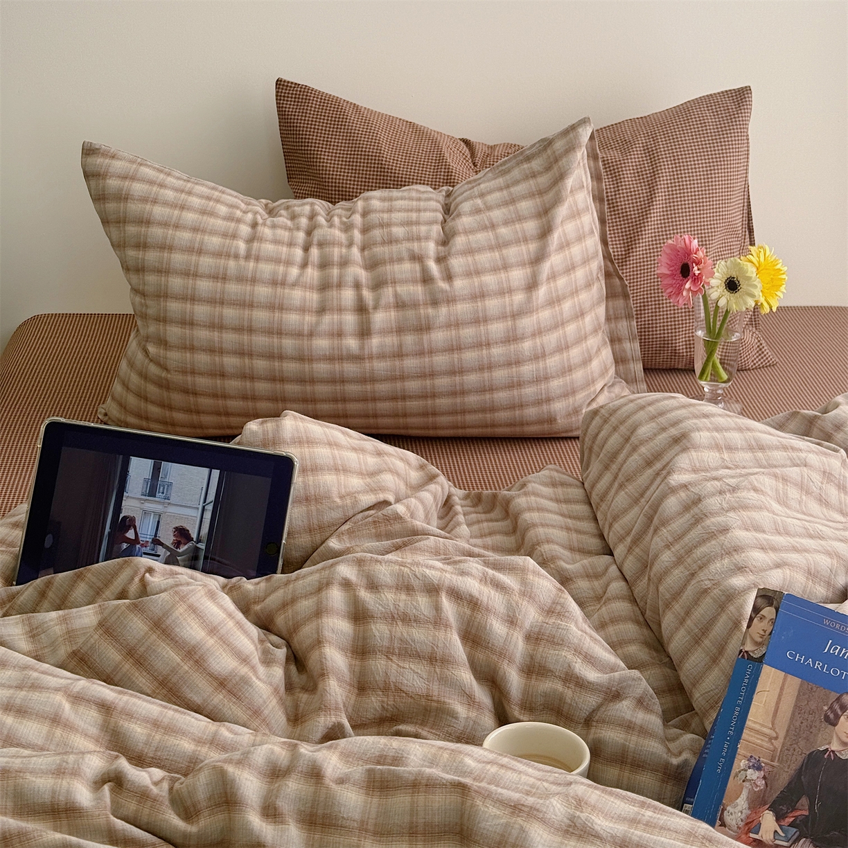 91家纺网 家纺一手货源 找家纺 三朵家纺 2026新款复古简约格子混搭全棉纯棉色织水洗棉四件套 咖格