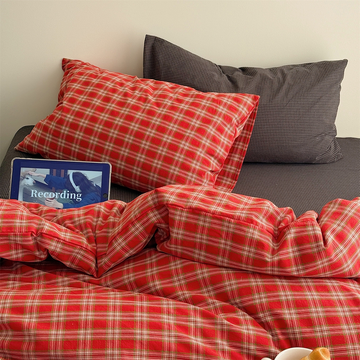 91家纺网 家纺一手货源 找家纺 三朵家纺 2026新款复古简约格子混搭全棉纯棉色织水洗棉四件套 红格