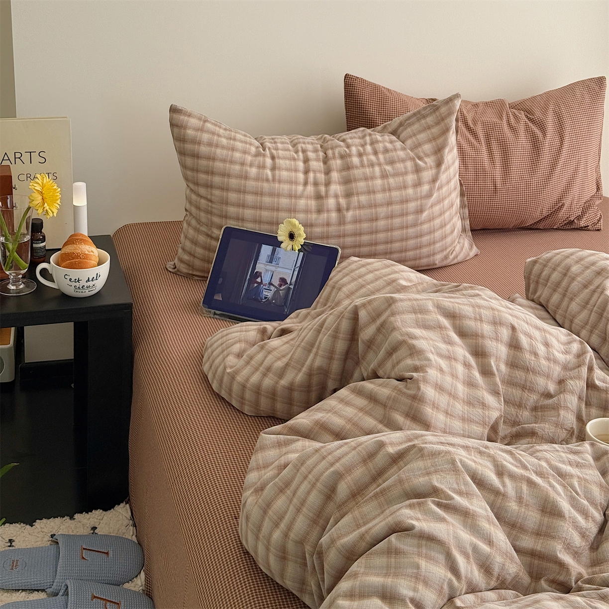 91家纺网 家纺一手货源 找家纺 三朵家纺 2026新款复古简约格子混搭全棉纯棉色织水洗棉四件套 咖格