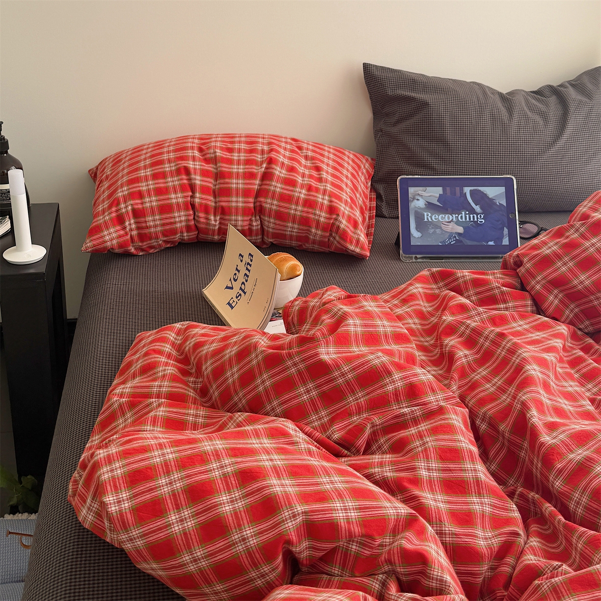 91家纺网 家纺一手货源 找家纺 三朵家纺 2026新款复古简约格子混搭全棉纯棉色织水洗棉四件套 红格