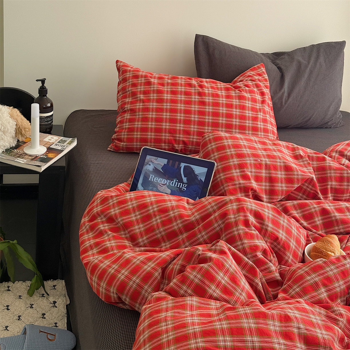 91家纺网 家纺一手货源 找家纺 三朵家纺 2026新款复古简约格子混搭全棉纯棉色织水洗棉四件套 红格