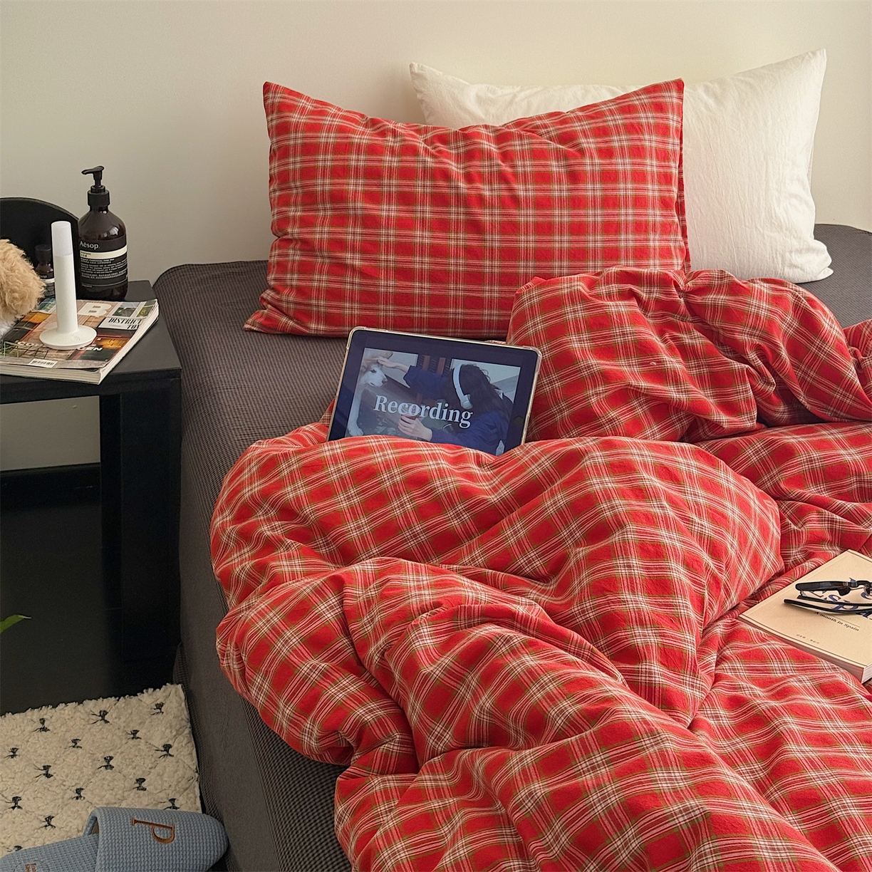 91家纺网 家纺一手货源 找家纺 三朵家纺 2026新款复古简约格子混搭全棉纯棉色织水洗棉四件套 红格