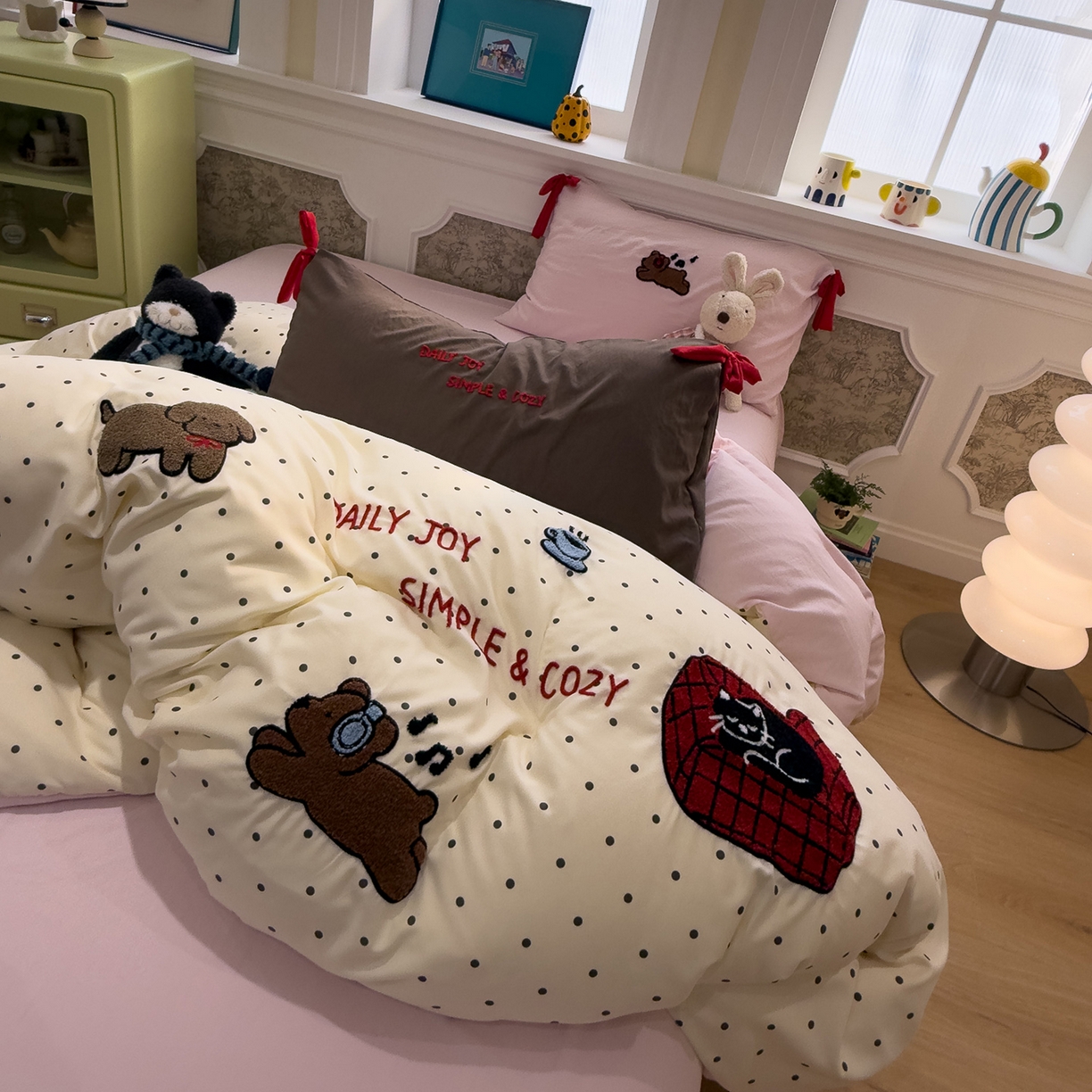 91家纺网 家纺一手货源 找家纺 盼季家纺 2026新款毛巾绣四件套蝴蝶结系列 蝴蝶结毛巾绣-波点小狗