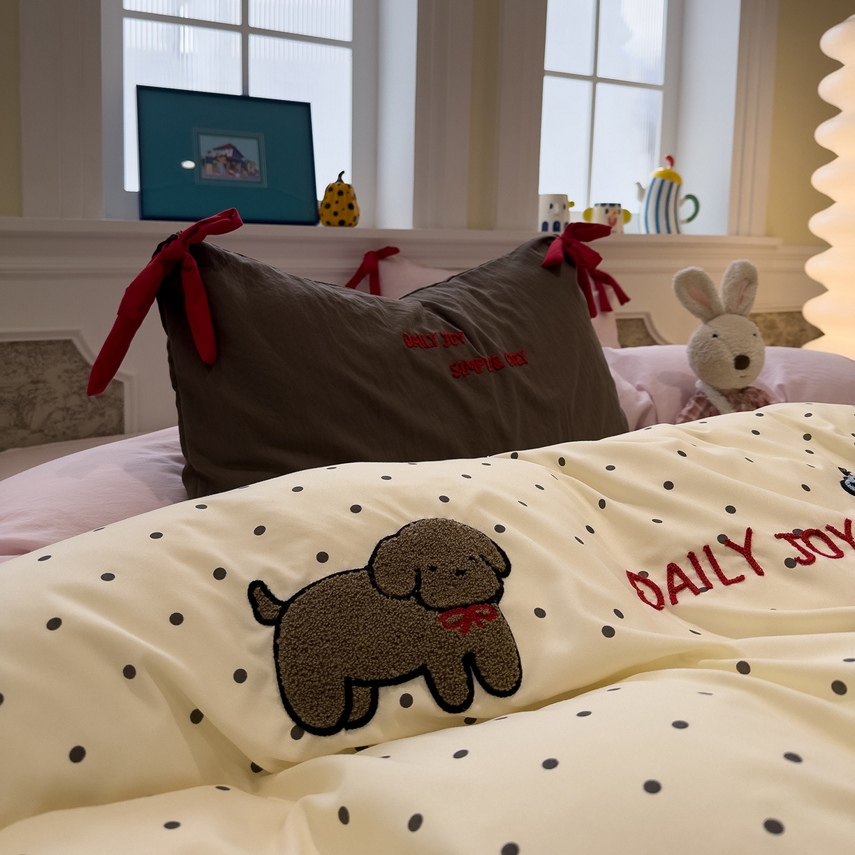 91家纺网 家纺一手货源 找家纺 盼季家纺 2026新款毛巾绣四件套蝴蝶结系列 蝴蝶结毛巾绣-波点小狗