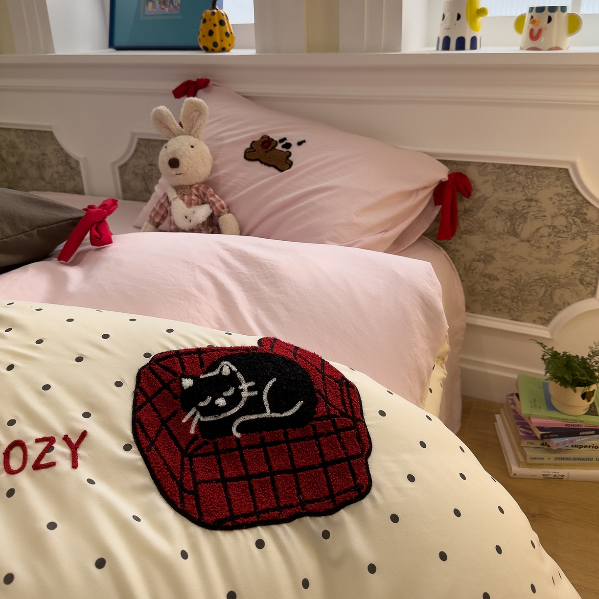 91家纺网 家纺一手货源 找家纺 盼季家纺 2026新款毛巾绣四件套蝴蝶结系列 蝴蝶结毛巾绣-波点小狗