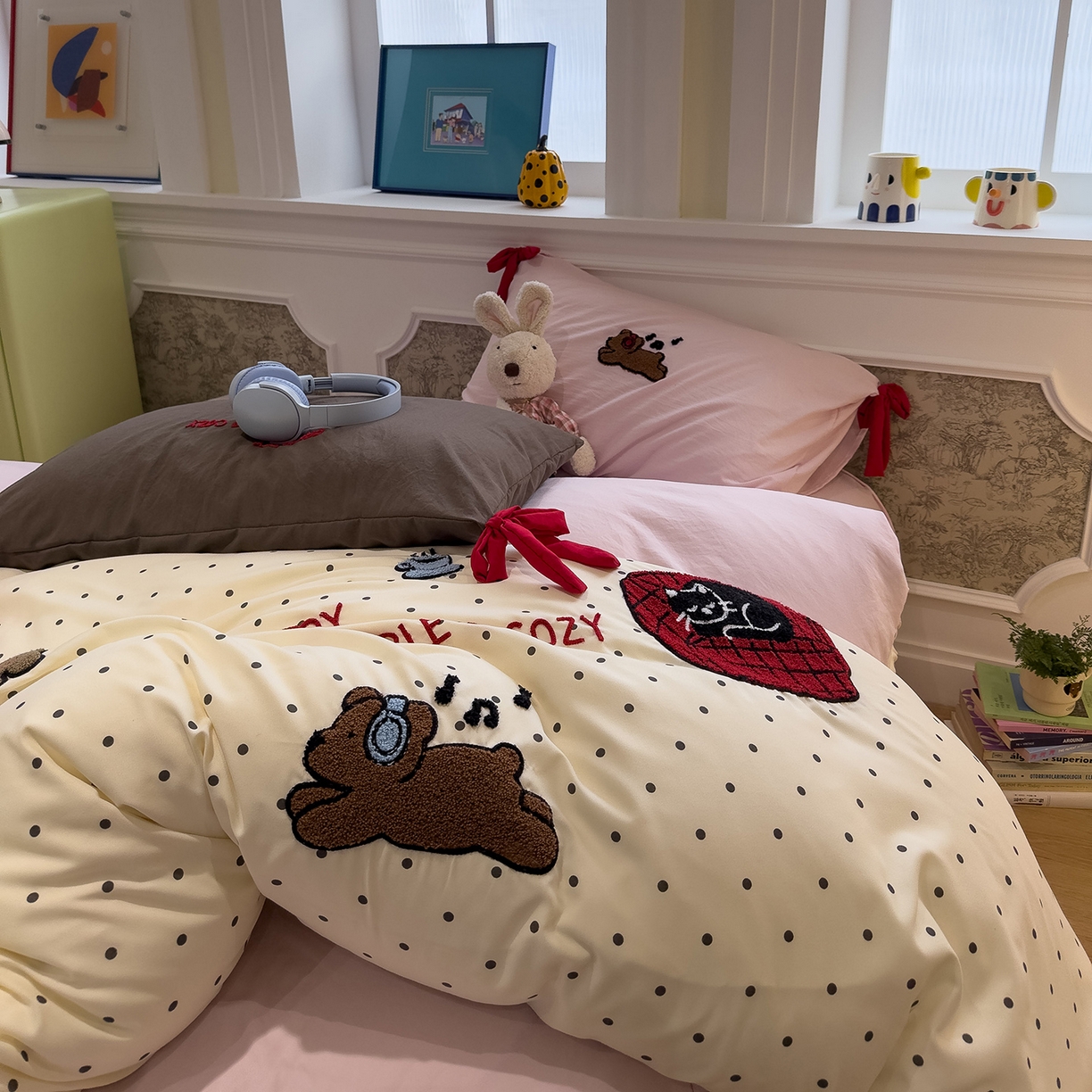 91家纺网 家纺一手货源 找家纺 盼季家纺 2026新款毛巾绣四件套蝴蝶结系列 蝴蝶结毛巾绣-波点小狗