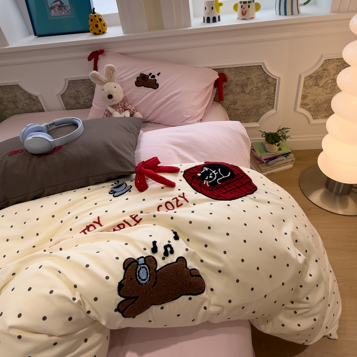 91家纺网 家纺一手货源 找家纺 盼季家纺 2026新款毛巾绣四件套蝴蝶结系列 蝴蝶结毛巾绣-波点小狗