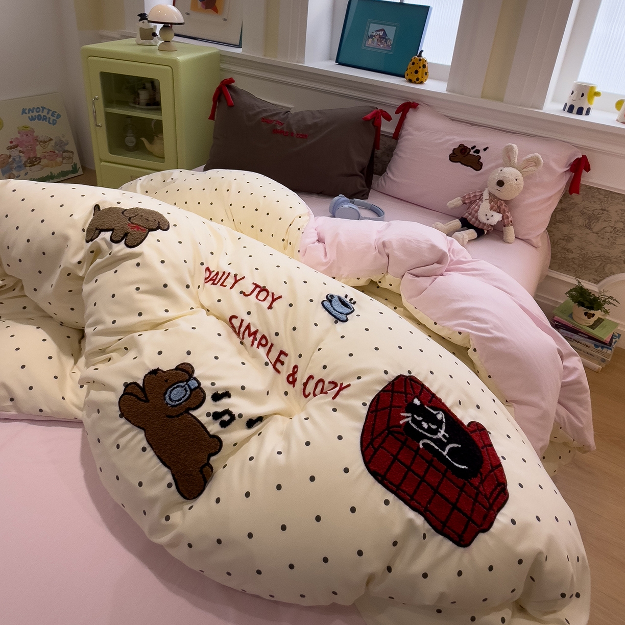 91家纺网 家纺一手货源 找家纺 盼季家纺 2026新款毛巾绣四件套蝴蝶结系列 蝴蝶结毛巾绣-波点小狗